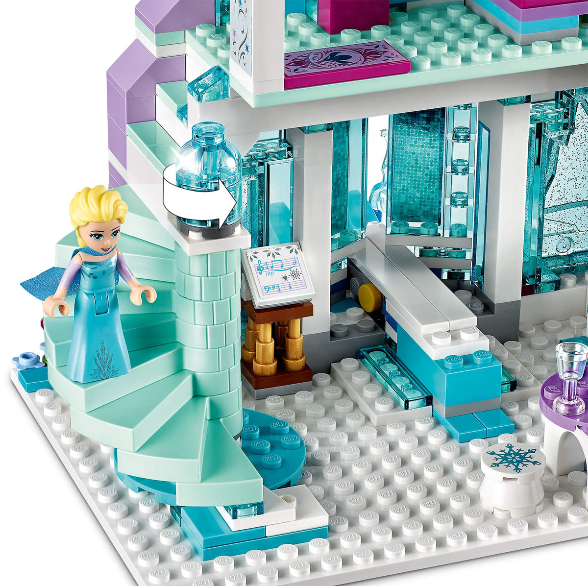Building Kit with Mini Dolls, 701 Pieces W679545